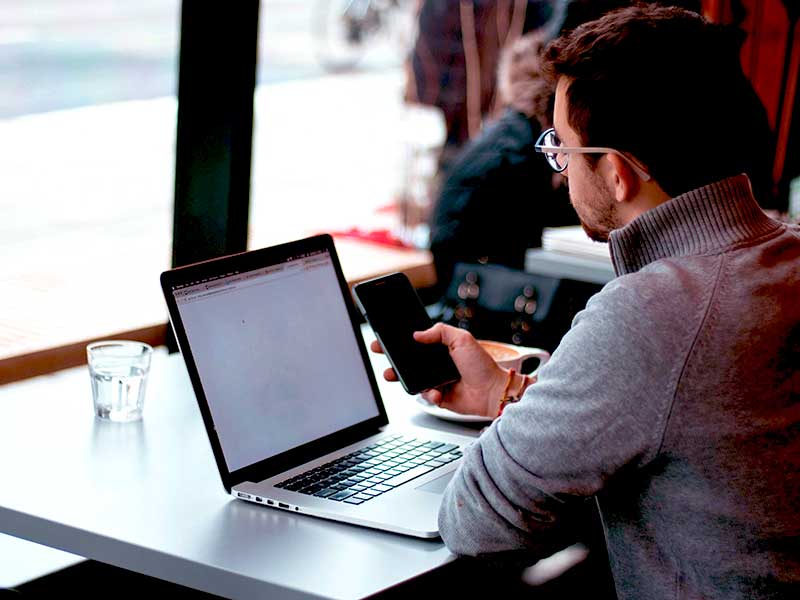 Face à la Covid-19, des employés ont adopté le télétravail. De ce fait, les opérations telles que la téléprospection se sont diversifiées.