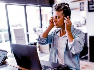 Via une enquête téléphonique, une firme peut connaître le ressenti des clients et grâce aux données récoltées, elle pourra améliorer sa stratégie marketing.